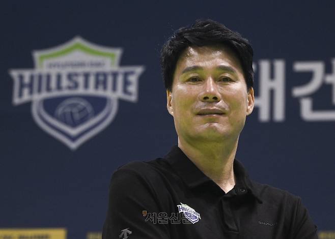 여자배구 현대건설을 이끌고 있는 강성형 감독이 지난 15일 경기 용인시 현대건설 연습체육관에서 서울신문과 인터뷰하고 있다. 이지훈 기자