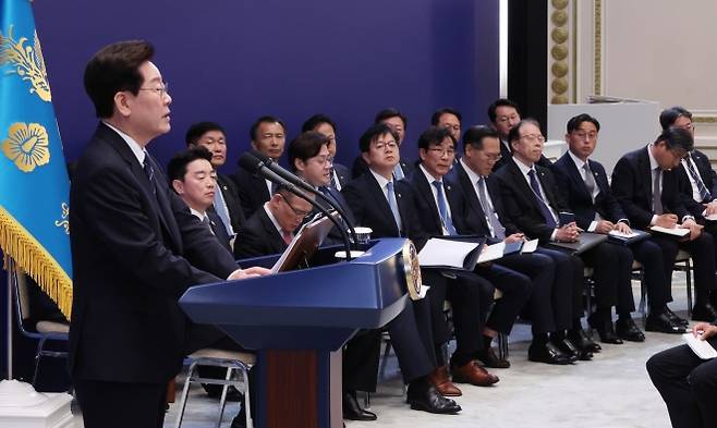 기자회견 참석한 참모진 - 기자회견 참석한 참모진     (서울=연합뉴스) 김도훈 기자 = 18일 청와대 영빈관에서 열린 이재명 대통령 기자회견에 참모진이 참석해 있다. 2026.9.18     superdoo82@yna.co.kr (끝)