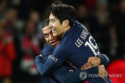 파리 생제르맹(PSG)에서 한 시즌 동안 호흡을 맞췄던 이강인과 프랑스의 축구 스타 킬리안 음바페가 재회한다. 다만 두 사람은 라이벌 더비에서 적으로 서로를 마주한다. 음바페가 지난 2024년 여름 레알 마드리드로 이적한 뒤 이번 시즌을 앞두고 이강인이 PSG를 떠나 아틀레티코 마드리드에 합류하면서 팬들은 음바페와 이강인이 '마드리드 더비'에서 맞붙는 진풍경을 볼 수 있게 됐다. 사진 연합뉴스