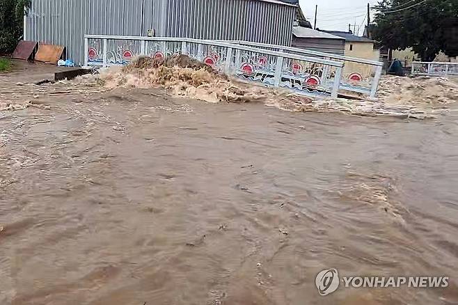 빗물 불어난 홍공리 하천 (영광=연합뉴스) 31일 오전 전남광주 영광군 백수읍 홍공리 한 하천이 많은 비로 불어나 넘치고 있다. 이날 영광에는 344㎜의 비가 내렸다. 2026.8.31 [전남광주통합소방본부 제공. 재판매 및 DB 금지] mhk0226@yna.co.kr