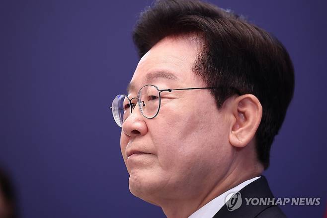 질문듣는 이재명 대통령 (서울=연합뉴스) 김도훈 기자 = 이재명 대통령이 18일 청와대 영빈관에서 열린 기자회견에서 취재진의 질문을 듣고 있다. 2026.9.18 superdoo82@yna.co.kr