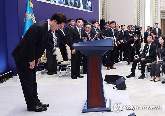기자회견 마친 이재명 대통령 (서울=연합뉴스) 김도훈 기자 = 이재명 대통령이 18일 청와대 영빈관에서 기자회견을 마친 후 인사하고 있다. 2026.9.18 superdoo82@yna.co.kr