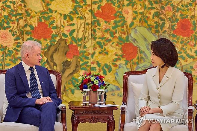 김혜경 여사, 옥스포드대 인문대 학장 접견 (서울=연합뉴스) 김혜경 여사가 18일 청와대에서 다니엘 그림리 옥스퍼드대 인문대 학장을 접견하고 있다. 2026.9.18 [청와대 제공. 재판매 및 DB 금지] photo@yna.co.kr superdoo82@yna.co.kr