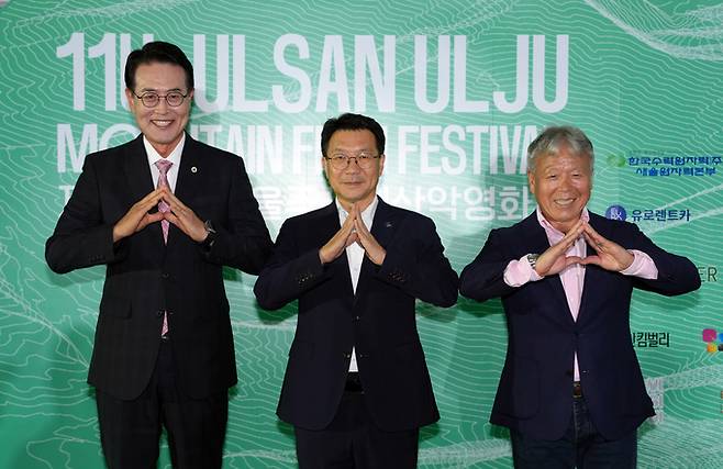▲ 제11회 울산울주세계산악영화제 개막식이 18일 울주군 영남알프스 복합웰컴센터에서 열렸다. 개막식 그린카펫 행사에서 이순걸 울산울주세계산악영화제 이사장(왼쪽부터), 신민식 울산시 경제부시장, 엄홍식 집행위원장이 포즈를 취하고 있다. 김도현기자 do@ksilbo.co.kr