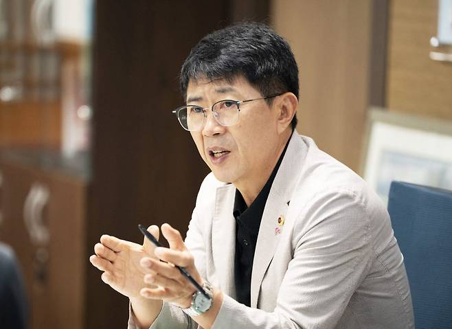 박종혁 인천시의회 의장이 18일 의회 집무실에서 인터뷰를 하고 있다. (사진 = 인천시의회 제공)