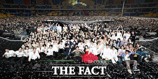 <더팩트>가 주최하고 팬앤스타와 UCW가 주관하는 ‘2026 더팩트 뮤직 어워즈(2026 THE FACT MUSIC AWARDS, TMA)’가 19일 오후 부산 연제구 부산아시아드주경기장에서 열린 가운데 출연진이 기념촬영을 하고 있다. /부산아시아드주경기장=박헌우 기자