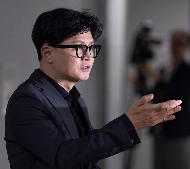 한동훈 무소속 의원이 15일 국회 의원회관에서 열린 토론회에 참석한 뒤 취재진과 가진 간담회에서 김승원 법무부 장관 후보자와 더불어민주당 김민석 대표의 SNS 메시지와 관련해 발언하고 있다. 연합뉴스