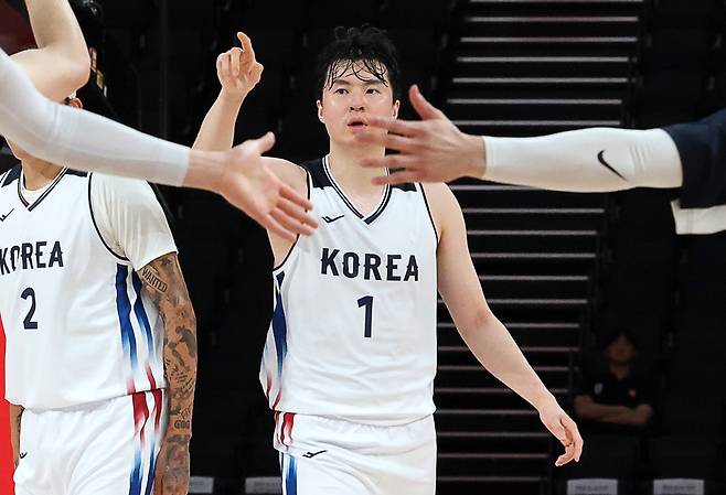 18일 일본 나고야 아이치 인터내셔널 아레나에서 열린2026 아이치·나고야 아시안게임 남자 농구 대한민국 대 이란 4강전. 한국 이현중이 3점 슛 성공 후 동료들과 함께 기뻐하고 있다. 사진=연합뉴스