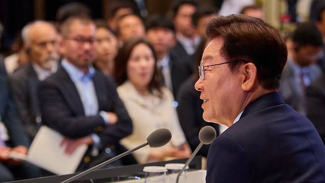 이재명 대통령이 지난 6월 8일 취임 1주년 기자회견에서 질문에 답하고 있다. (청와대)