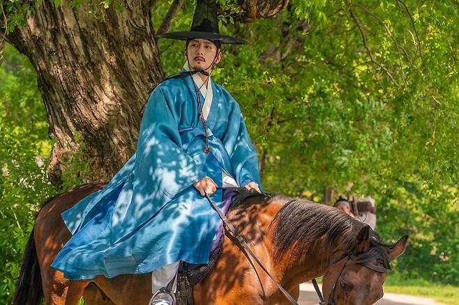 푸른 쪽빛을 주 컬러로 한 조원(지창욱). [사진 넷플릭스]