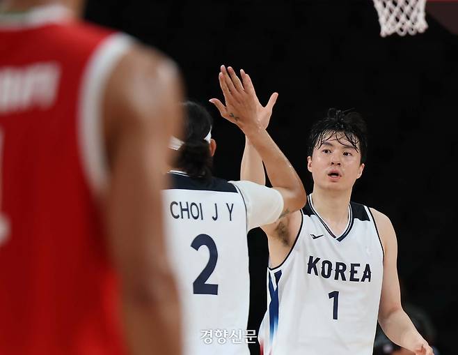 대한민국 남자농구 대표 이현중이 18일 일본 나고야시 아이치 인터내셔널 아레나에서 열린 2026 아이치·나고야 아시안게임 4강 이란전에서 득점을 한 뒤 최준용과 하이파이브를 하고 있다. 2026.9.18 나고야|강윤중 선임기자
