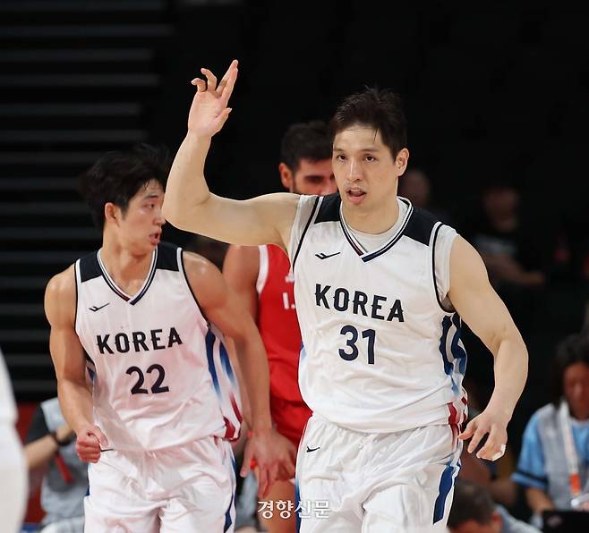 대한민국 남자농구 대표 장재석이 18일 일본 나고야시 아이치 인터내셔널 아레나에서 열린 2026 아이치·나고야 아시안게임 4강 이란전에서 득점한 뒤 손을 들어보이고 있다.  2026.9.18 나고야|강윤중 선임기자