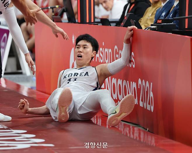 대한민국 남자농구 대표 이우석이 18일 일본 나고야시 아이치 인터내셔널 아레나에서 열린 2026 아이치·나고야 아시안게임 이란과의 4강전에서 몸을 던지고 있다. 2026.9.18 나고야|강윤중 선임기자