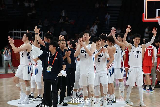대한민국 남자농구 대표팀이 18일 일본 나고야시 아이치 인터내셔널 아레나에서 열린 2026 아이치·나고야 아시안게임 4강전에서 이란을 꺾은 뒤 기뻐하고 있다. 2026.9.18 나고야|강윤중 선임기자