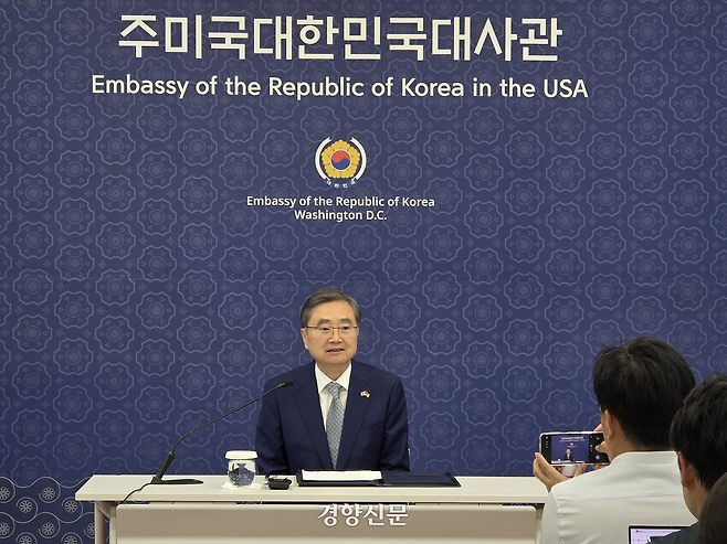조현 외교부 장관이 18일(현지시간) 워싱턴 특파원단과 간담회를 하고 있다. 워싱턴 | 정유진 특파원