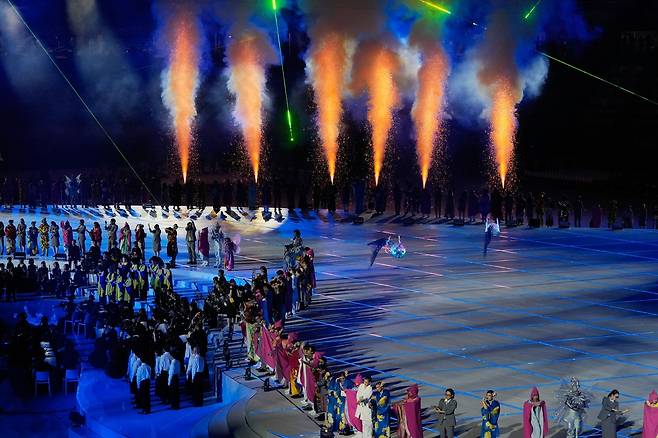 지난 19일 일본 나고야에서 열린 2026 아이치·나고야 아시안게임 개회식에서 선수들이 경기장에 모인 가운데 현지 공연단이 손에 든 불꽃을 이용한 공연을 펼치고 있다. AP연합뉴스