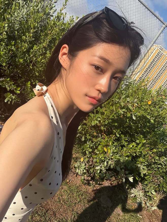 On the 18th, Noh Yoon-seo posted several photos on her Instagram with the caption Aloha.The photos show Noh Yoon-seo enjoying a relaxing time at the beach.Wearing a white halterneck dress with polka dots, Noh Yoon-seo drew attention by showcasing her innocent charm and a slim figure with not a single ounce of excess fat. In particular, her slender back view drew admiration.Meanwhile, Noh Yoon-seo recently met viewers through the Netflix series *The Crown Prince*.