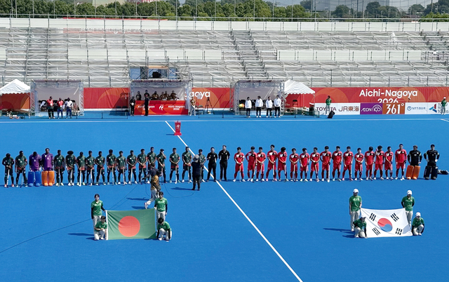 18일 일본 기후현 가카미가하라 그린스타디움에서 열린 남자 하키 A조 조별리그 1차전 대한민국과 방글라데시의 경기에서 양팀 선수들이 도열해있다. 연합뉴스