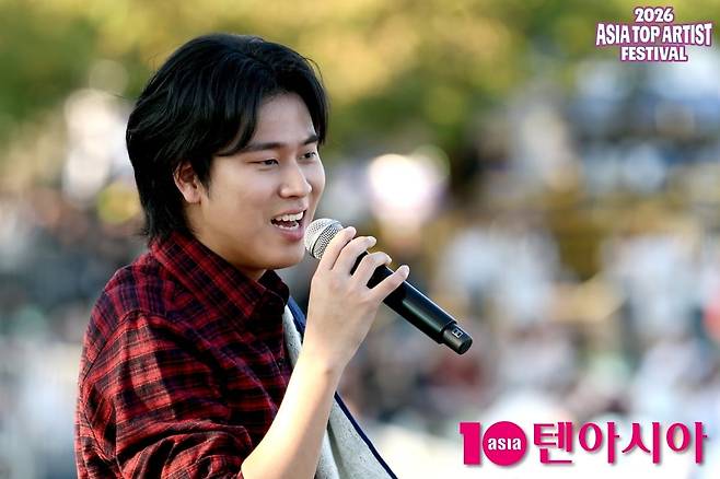 가수 이무진이 'ATA 페스티벌'에서 에너지 가득한 무대를 펼쳤다./ 사진=텐아시아DB, ATA 페스티벌