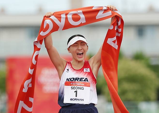 20일 일본 아이치현 안조 스포츠파크에서 열린 2026 아이치·나고야 아시안게임 근대5종 여자 개인 결승 레이저런 경기에서 성승민(한국체대)이 1위로 결승선을 통과, 금메달을 확정하며 환호하고 있다. <연합뉴스>