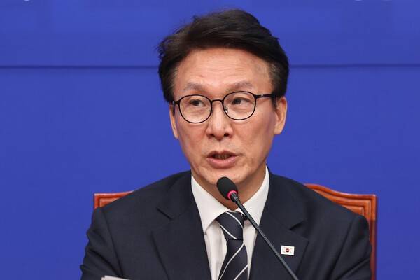 김민석 더불어민주당 대표가 20일 오전 서울 여의도 국회에서 열린 개헌추진단 출범 기자 간담회에서 축사를 하고 있다. 뉴스1