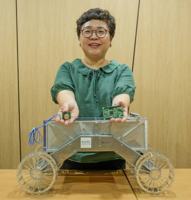 KERI 이지영 박사가 로버용 모터와 전력변환장치를 들고 포즈를 취하고 있다./전기연구원/
