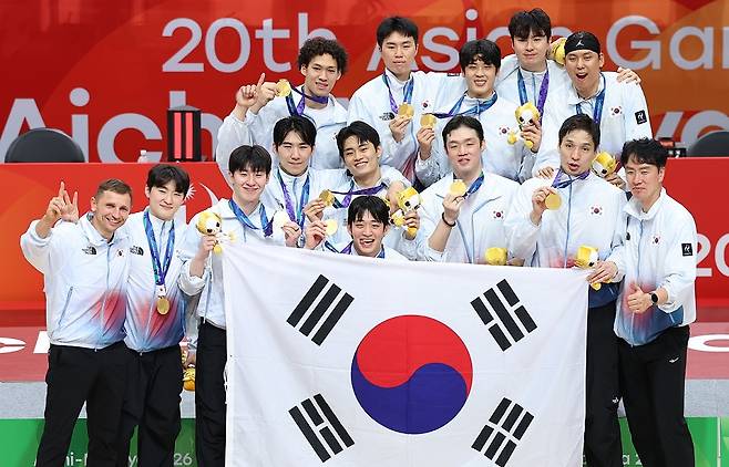 20일 일본 나고야 아이치 인터내셔널 아레나에서 열린 2026 아이치·나고야 아시안게임 남자농구 결승전 시상식에서 12년 만에 금메달을 획득한 대한민국 선수들이 기념촬영을 하고 있다. /뉴스1