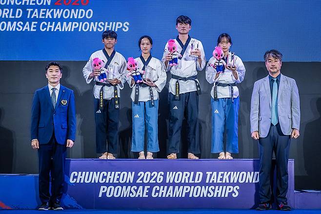 서정강WT사무총장, MVP변재영, 중국의 린시퉁,이동준, 이주영, 김중헌 TPF이사장(왼쪽부터). 사진 | 세계태권도연맹