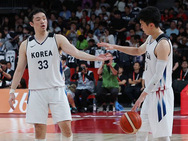 '결승으로 가자'

    (나고야=연합뉴스) 이동해 기자 = 18일 일본 나고야 아이치 인터내셔널 아레나에서 열린 2026 아이치·나고야 아시안게임 남자 농구 대한민국 대 이란 4강전. 승리한 대한민국 이승현과 이우석이 하이파이브를 하고 있다. 2026.9.18

    eastsea@yna.co.kr

(끝)





<저작권자(c) 연합뉴스, 무단 전재-재배포, AI 학습 및 활용 금지>