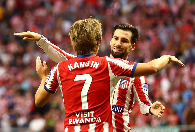 Soccer Football - LaLiga - Atletico Madrid v Osasuna - Riyadh Air Metropolitano, Madrid, Spain - September 16, 2026 Atletico Madrid's Lee Kang-in celebrates scoring their second goal with Alex Baena REUTERS/Susana Vera<저작권자(c) 연합뉴스, 무단 전재-재배포, AI 학습 및 활용 금지>