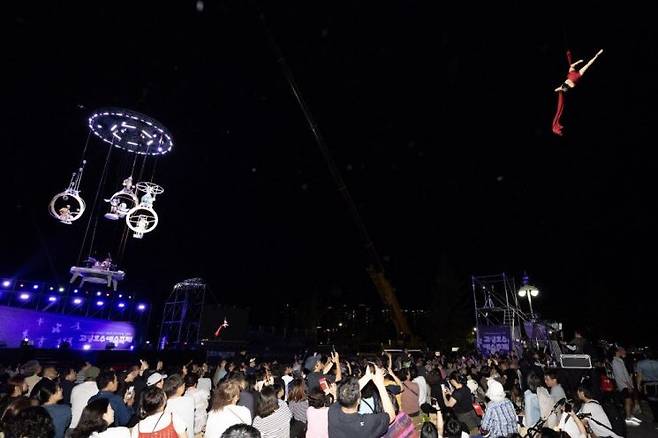 고양특례시가 지난 19일 일산호수공원에서 ‘2026 고양호수예술축제’ 개막식을 열고 있다. 고양시 제공