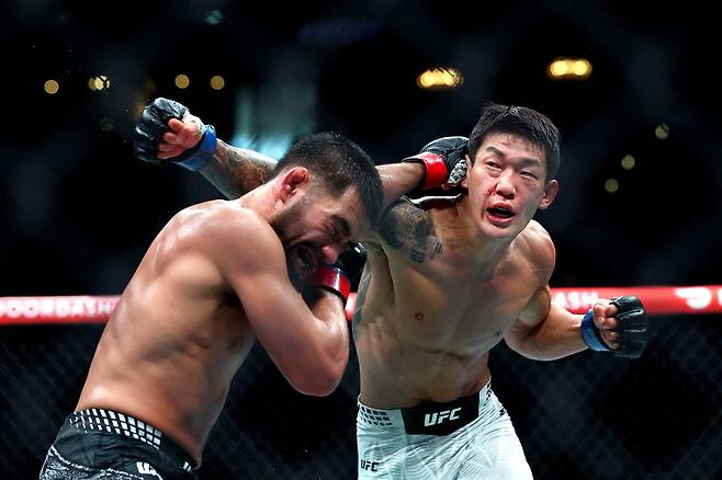 판정패한 유주상(오른쪽). /AFP 연합뉴스