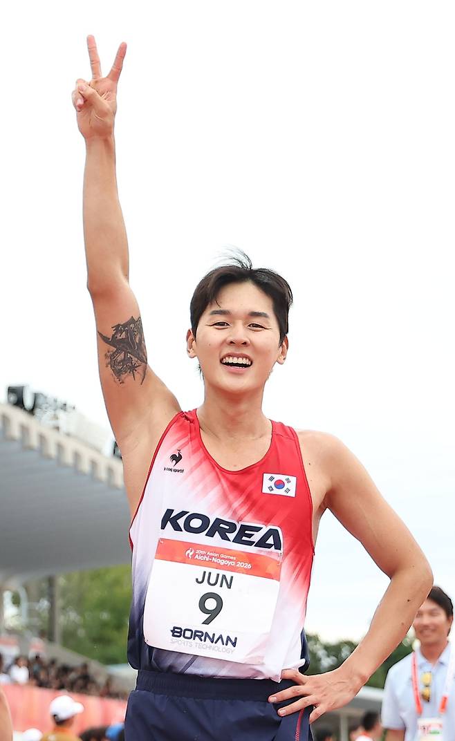 20일 일본 아이치현 안조 스포츠파크에서 열린 2026 아이치·나고야 아시안게임 근대5종 남자 개인 결승 레이저런 경기에서 한국 전웅태가 결승선을 통과한 뒤 기뻐하고 있다./연합뉴스