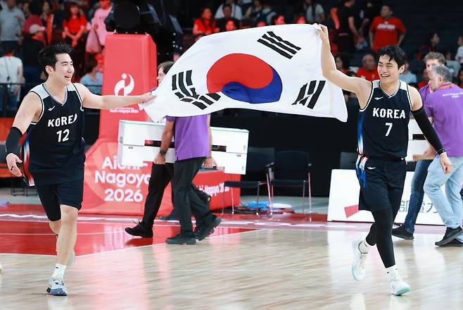 20일 오후(현지 시간) 일본 아이치현 나고야시 아이치 인터내셔널 아레나에서 열린 2026 아이치·나고야 아시안게임 남자 농구 결승 한국과 일본의 경기, 65-55로 승리하며 금메달을 획득한 한국 유기상과 문정현이 태극기를 들고 기뻐하고 있다. 2026.09.20. 뉴시스