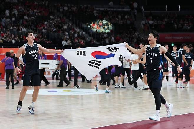 대한민국 남자 농구 대표팀이 금메달을 차지한 후 기뻐하고 있다. 연합뉴스