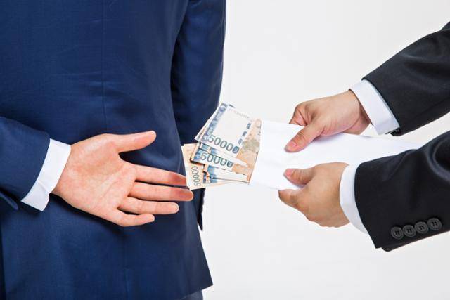 횡령, 금품 수수 등을 표현한 이미지. 게티이미지뱅크