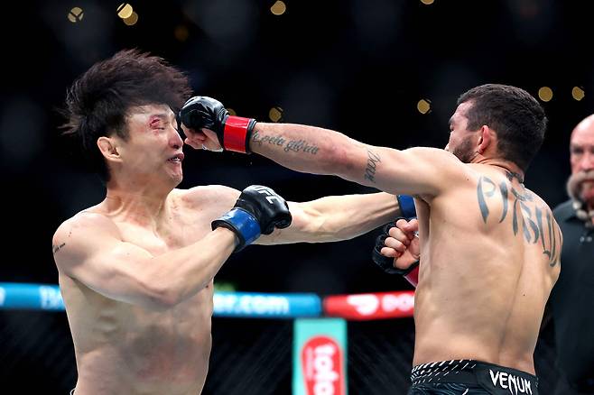 최두호(왼쪽)가 파트리시우 핏불에게 패하며 UFC 랭킹 진입에 실패했다. 사진=게티이미지/AFP 연합뉴스