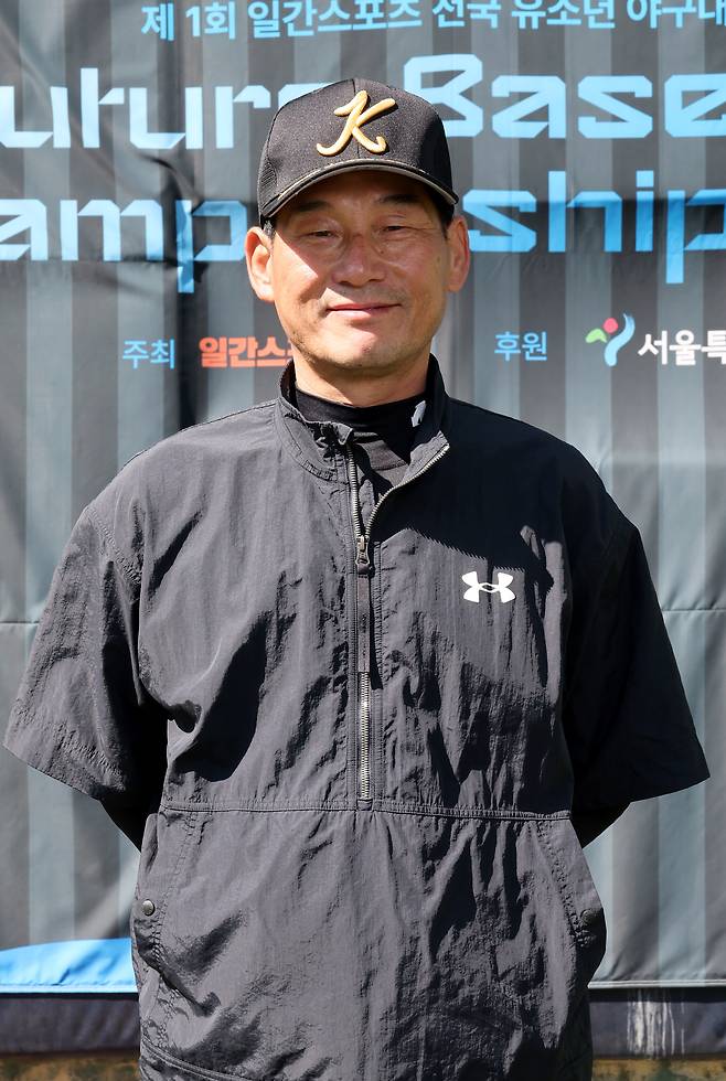 제1회 일간스포츠배 전국 유소년 야구대회가 19, 20일 이틀간 서울 중구 장충리틀야구장에서 열렸다.둘째날인 20일 연식꿈나무부 국제스포츠야구단과 서초플랜비유소년의 8강 경기에 앞서 국제스포츠야구단 최의상 감독이 포즈를 취하고 있다. 일간스포츠가 주최한 이번 대회는 미래 한국 야구의 주역이 될 유소년 선수들에게 경기 중심을 넘어 선수와 가족이 참여하는 스포츠 축제의 장을 제공하고자 마련됐다. 김민규 기자 mgkim1@edaily.co.kr /2026.09.20/