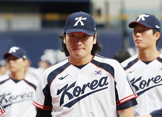 한국 대표팀 에이스 곽빈(두산 베어스)이 2026 아이치·나고야 아시안게임 야구 대만과 B조 조별리그 첫 경기에 선발 투수로 낙점됐다.&nbsp;<YONHAP PHOTO-4014> 비장한 표정의 곽빈 (서울=연합뉴스) 신준희 기자 = 2026 아시안게임에 출전하는 한국 야구 대표팀 곽빈 등 선수들이 15일 고척스카이돔에서 미팅을 마치고 공식 훈련을 위해 이동하고 있다. 2026.9.15 hama@yna.co.kr/2026-09-15 15:18:59/<저작권자 ⓒ 1980~2026 ㈜연합뉴스. 무단 전재 재배포 금지, AI 학습 및 활용 금지>
