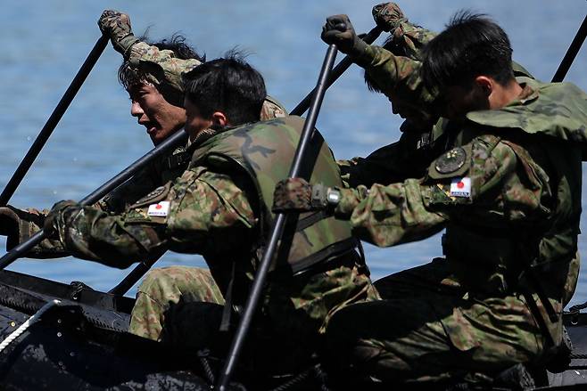고무보트를 타고 노를 젓고 있는 일본 육상자위대 사관생도들. AP=연합뉴스