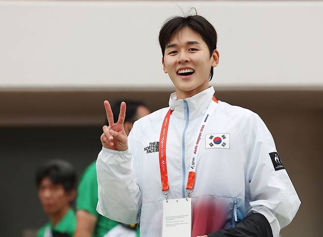 아시안게임 근대5종 남자 개인전 은메달과 단체전 금메달을 합작한 전웅태가 경기를 마친 뒤 포즈를 취하고 있다. 연합뉴스