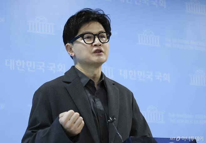 한동훈 무소속 의원이 19일 오후 서울 여의도 국회 소통관에서 김승원 법무부 장관 후보자 사퇴 관련 기자회견을 마치고 취재진 질문에 답하고 있다. /사진=뉴시스