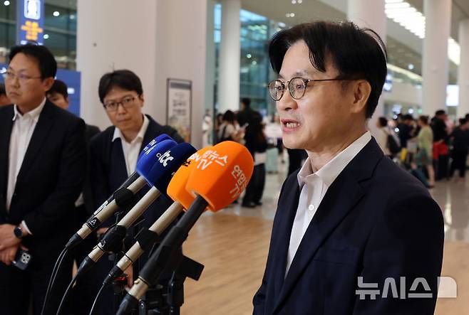 [인천공항=뉴시스] 전진환 기자 = 대미 투자 프로젝트 협의차 미국 뉴욕을 방문한 김정관 산업통상부 장관이 13일 오후 인천공항을 통해 귀국해 취재진의 질문에 답하고 있다. 2026.09.13. amin2@newsis.com