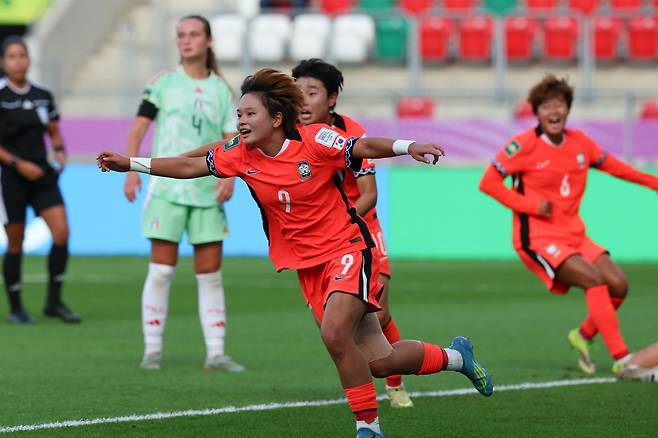 이하은(가운데)이 20일(한국시간) 폴란드 소스노비에츠 아레나서 열린 이탈리아와 U-20 여자월드컵 8강전서 0-1로 뒤진 전반 43분 동점 골을 넣은 뒤 기뻐하고 있다. 사진제공│대한축구협회