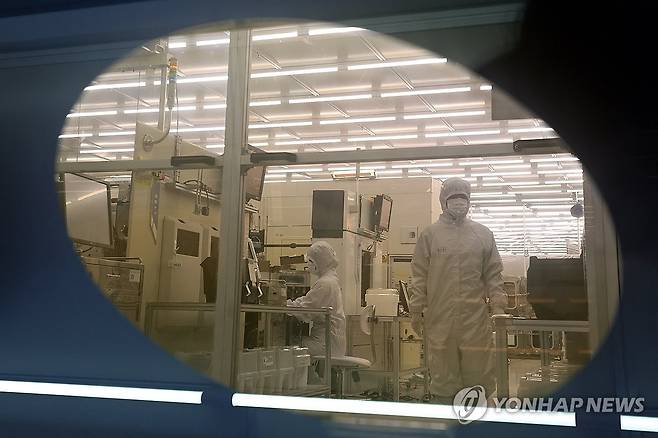 웨이퍼에 비친 반도체 팹 [연합뉴스 자료사진]