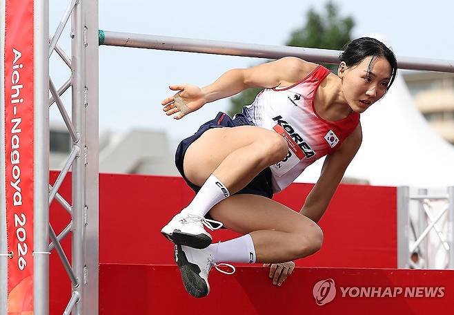 성승민, 장애물 경기도 착착 (안조[일본]=연합뉴스) 김성민 기자 = 20일 일본 아이치현 안조 스포츠파크에서 열린 2026 아이치·나고야 아시안게임 근대5종 여자 개인  결승 장애물 경기. 한국 성승민이 경기에 집중하고 있다. 2026.9.20 ksm7976@yna.co.kr