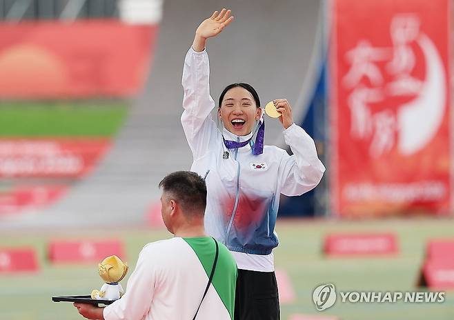 성승민의 금메달 (안조[일본]=연합뉴스) 김성민 기자 = 20일 일본 아이치현 안조 스포츠파크에서 열린 2026 아이치·나고야 아시안게임 근대5종 결승에서 금메달을 획득한 대한민국 성승민이 시상대에 올라 금메달을 들고 환하게 웃고 있다. 2026.9.20 ksm7976@yna.co.kr