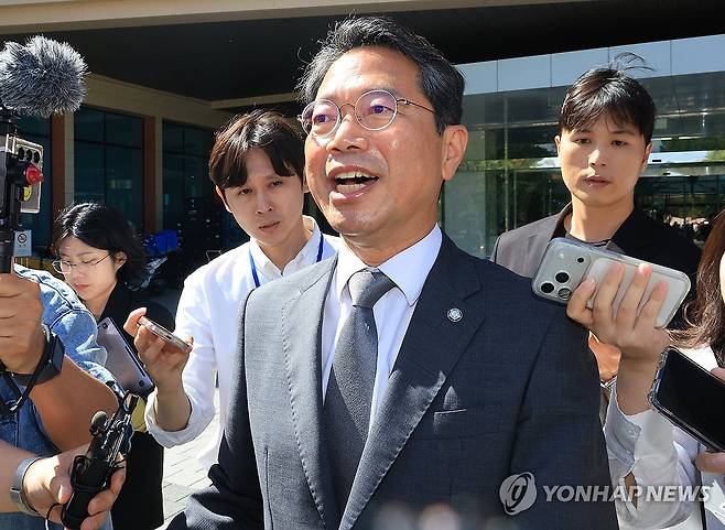 후보직 자진 사퇴한 김승원 후보자 (서울=연합뉴스) 최재구 기자 = 김승원 법무부 장관 후보자가 19일 사퇴 기자회견을 마치고 국회 소통관을 나서고 있다. 2026.9.19 jjaeck9@yna.co.kr