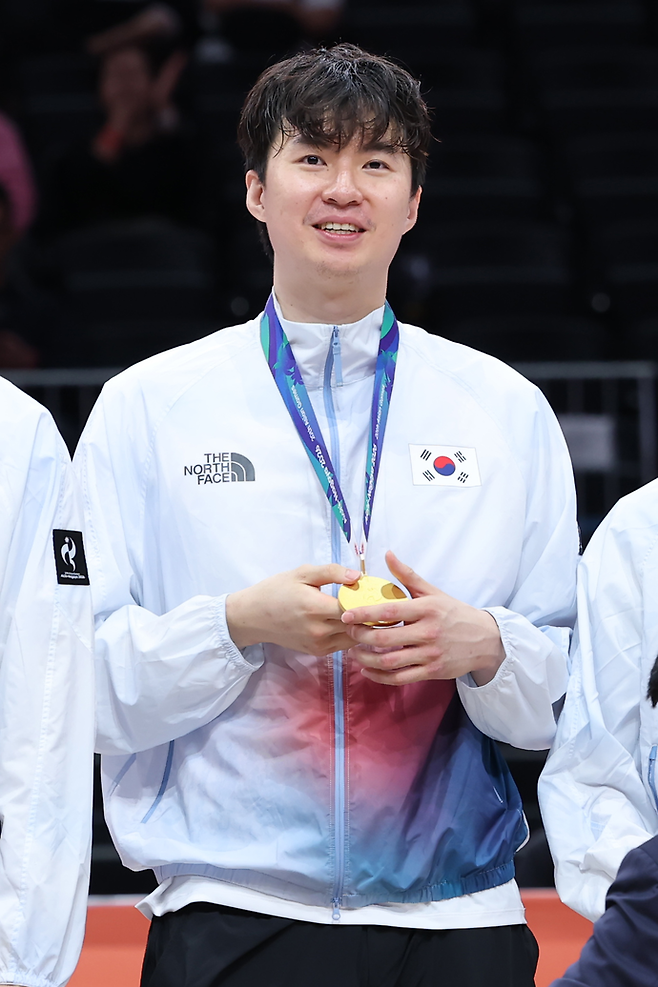 2026 아이치·나고야 아시안게임 남자 농구서 대표팀의 우승을 이끈 이현중이 금메달을 들고 기념 촬영을 하고 있다. 연합
