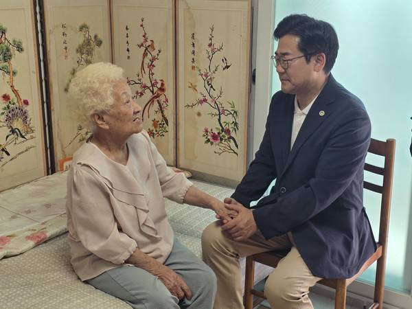 21일 박찬대 인천시장이 갈산주공2단지에 사는 허옥희 씨를 만나 이야기를 나누고 있다. 2026.09.21 [사진=박지현 기자]